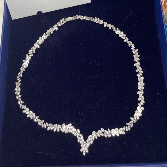 Swarovski necklace. Very good consultation. I have not use it.